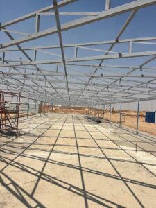 1. مصنع كرفانات على الطريق الصحراوي

يبحث الكثير من العملاء عن مصنع كرفانات على الطريق الصحراوي بسبب سهولة الوصول إليه وسرعة توريد الكرفانات لمختلف المناطق. لذلك أصبحت المصانع الموجودة على الطرق الرئيسية خيارًا مناسبًا للشركات وأصحاب المشاريع.

⸻

2. أهمية الكرفانات في مواقع العمل

تُعد الكرفانات من الحلول العملية التي يتم استخدامها في مواقع البناء والمشروعات. فمن ناحية، توفر مكانًا مناسبًا للإدارة أو العمال. بالإضافة إلى ذلك، يمكن تركيبها بسرعة مقارنة بالبناء التقليدي.

⸻

3. استخدامات الكرفانات المختلفة

تتنوع استخدامات الكرفانات بشكل كبير. على سبيل المثال، يمكن استخدامها كمكاتب إدارية في مواقع العمل. كما يمكن استخدامها كسكن للعمال أو غرف حراسة. علاوة على ذلك، يمكن استخدامها كمخازن أو أكشاك بيع.

⸻

4. مميزات الكرفانات الجاهزة

تتميز الكرفانات الجاهزة بعدة مميزات تجعلها الخيار الأفضل للعديد من العملاء. أولًا، سرعة التصنيع. ثانيًا، سهولة النقل والتركيب. بالإضافة إلى ذلك، يمكن تجهيز الكرفان من الداخل حسب احتياجات العميل.

⸻

5. جودة التصنيع في الشركة الألمانية للكرفانات

تحرص الشركة الألمانية للكرفانات على استخدام خامات قوية في تصنيع الكرفانات. بالإضافة إلى ذلك، يتم تنفيذ أعمال الحدادة والتشطيب بدقة عالية لضمان متانة الكرفان.

⸻

6. تصميمات متعددة للكرفانات

توفر الشركة الألمانية تصميمات مختلفة تناسب جميع الاستخدامات. فهناك كرفانات مكاتب، وكرفانات سكنية، بالإضافة إلى غرف الحراسة والكرفانات التجارية.

⸻

7. أسعار الكرفانات في المصنع

تختلف أسعار الكرفانات حسب الحجم والخامات والتجهيزات المطلوبة. ومع ذلك، تحرص الشركة الألمانية للكرفانات على تقديم أسعار مناسبة مقابل الجودة العالية.

⸻

8. لماذا تختار مصنع كرفانات متخصص؟

اختيار مصنع متخصص في تصنيع الكرفانات يضمن لك الحصول على منتج قوي وعالي الجودة. بالإضافة إلى ذلك، يوفر المصنع تصميمات مختلفة وخيارات متعددة حسب احتياجات العميل.

⸻

9. تواصل مع الشركة الألمانية للكرفانات

إذا كنت تبحث عن مصنع كرفانات على الطريق الصحراوي يقدم جودة عالية وأسعار مناسبة، فإن الشركة الألمانية للكرفانات توفر لك أفضل الحلول والتصميمات التي تناسب احتياجاتك المختلفة