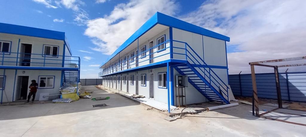 كرفانات للبيع في مصر | تصنيع كرفانات بأفضل الأسعار مقدمة في السنوات الأخيرة زاد الطلب بشكل كبير على الكرفانات الجاهزة في مصر، لأنها تعتبر حل عملي وسريع للكثير من المشاريع مثل مواقع البناء والمطاعم المتنقلة والمكاتب المؤقتة. لذلك يبحث الكثير من العملاء عن كرفانات للبيع بجودة عالية وسعر مناسب. ومن هنا تقدم الشركة الألمانية لتصنيع الكرفانات أفضل الحلول والتصميمات الحديثة التي تناسب جميع الاستخدامات. ⸻ ما هي الكرفانات؟ الكرفانات هي وحدات جاهزة يتم تصنيعها من هيكل حديدي قوي مع ألواح عزل حراري مثل الساندوتش بانل، ويتم تجهيزها لتكون صالحة للاستخدام فورًا. بالإضافة إلى ذلك يمكن نقلها بسهولة من مكان إلى آخر، مما يجعلها مناسبة للعديد من المشاريع. ⸻ مميزات الكرفانات الجاهزة تتميز الكرفانات بالعديد من المميزات التي جعلتها منتشرة بشكل كبير، ومن أهمها: • سرعة التصنيع والتركيب • سهولة النقل • تكلفة أقل من البناء التقليدي • عزل حراري جيد • إمكانية التصميم حسب الطلب ولهذا أصبحت الكرفانات من أفضل الحلول للمشروعات المؤقتة والدائمة. ⸻ استخدامات الكرفانات تستخدم الكرفانات في مجالات كثيرة، مثل: • كرفانات مواقع البناء • كرفانات سكن للعمال • كرفانات مطاعم وكافيهات • مكاتب شركات مؤقتة • أكشاك ومحلات بيع وبالتالي تعتبر الكرفانات حل عملي لأي مشروع يحتاج وحدة سريعة التجهيز. ⸻ أنواع الكرفانات هناك أنواع مختلفة من الكرفانات حسب الاستخدام، ومنها: كرفانات مكاتب تستخدم في مواقع الشركات والمشروعات وتكون مجهزة بالكهرباء والإضاءة. كرفانات سكنية تكون مجهزة للسكن وتحتوي على حمام ومطبخ حسب الطلب. كرفانات مطاعم مناسبة لمشروعات الأكل السريع وتكون مجهزة بمعدات المطبخ. كرفانات حراسة تستخدم في المواقع والشركات للحراسة والأمن. ⸻ مراحل تصنيع الكرفانات تمر عملية تصنيع الكرفانات بعدة مراحل مهمة لضمان الجودة: 1. تصميم الكرفان حسب طلب العميل 2. تجهيز الهيكل الحديدي 3. تركيب العزل الحراري 4. تركيب الجدران والأرضيات 5. تجهيز الكهرباء والإضاءة 6. التشطيب النهائي وبعد ذلك يصبح الكرفان جاهز للاستخدام مباشرة. ⸻ أسعار الكرفانات في مصر تختلف أسعار الكرفانات حسب عدة عوامل مثل: • المقاس • نوع الخامات • التشطيب الداخلي • التجهيزات المطلوبة لذلك من الأفضل التواصل مع المصنع لمعرفة السعر المناسب حسب طلبك. ⸻ لماذا تختار الشركة الألمانية لتصنيع الكرفانات؟ تعتبر الشركة الألمانية لتصنيع الكرفانات من الشركات المتخصصة في هذا المجال حيث تقدم: • تصنيع كرفانات بجودة عالية • تصميمات حديثة تناسب جميع المشاريع • تنفيذ حسب طلب العميل • أسعار تنافسية لذلك إذا كنت تبحث عن كرفانات للبيع في مصر يمكنك التواصل مع الشركة للحصول على أفضل العروض. 📞 للتواصل مع الشركة الألمانية لتصنيع الكرفانات: 01114553080