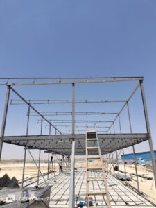 1. كرفانات للبيع في الدقهلية

يبحث العديد من أصحاب المشاريع والشركات عن كرفانات للبيع في الدقهلية لتلبية احتياجات مواقع العمل والمشروعات المختلفة. لذلك أصبحت الكرفانات الحل الأمثل لتوفير مكاتب أو غرف مؤقتة بسرعة وكفاءة.

⸻

2. أهمية الكرفانات في مواقع العمل

تعتبر الكرفانات من الحلول العملية لمواقع العمل في الدقهلية. فهي توفر مكانًا مناسبًا للإدارة والعمال. بالإضافة إلى ذلك، يمكن تركيبها ونقلها بسهولة مقارنة بالبناء التقليدي.

⸻

3. استخدامات الكرفانات في الدقهلية

تتنوع استخدامات الكرفانات بشكل كبير، فهي تصلح كمكاتب إدارية، أو كسكن للعمال، أو غرف حراسة. كما يمكن استخدامها كمخازن أو نقاط بيع مؤقتة، وأحيانًا كمطاعم وكافيهات متنقلة.

⸻

4. مميزات الكرفانات الجاهزة

تتميز الكرفانات الجاهزة بعدة مميزات:
	•	تصنيع سريع مقارنة بالبناء التقليدي.
	•	سهولة النقل والتركيب في أي موقع.
	•	إمكانية تجهيز الداخل حسب احتياجات العميل.

⸻

5. جودة التصنيع في الشركة الألمانية للكرفانات

تحرص الشركة الألمانية للكرفانات على استخدام خامات قوية وعالية الجودة. بالإضافة إلى ذلك، يتم الاهتمام بالتشطيب الداخلي والخارجي لضمان متانة الكرفان وراحته في الاستخدام.

⸻

6. تصميمات مختلفة للكرفانات

توفر الشركة الألمانية للكرفانات تصميمات متعددة تناسب جميع الاستخدامات، مثل:
	•	كرفانات المكاتب الإدارية
	•	كرفانات سكنية للعمال
	•	غرف الحراسة والكرفانات التجارية

⸻

7. أسعار الكرفانات في الدقهلية

تختلف أسعار الكرفانات حسب الحجم والخامات والتجهيزات المطلوبة. ومع ذلك، تحرص الشركة الألمانية للكرفانات على تقديم أسعار مناسبة مع الحفاظ على الجودة العالية.

⸻

8. كيفية اختيار الكرفان المناسب

عند شراء كرفان، يجب تحديد الغرض الأساسي من استخدامه. بالإضافة إلى ذلك، اختيار الحجم والتجهيزات المطلوبة مثل الكهرباء أو العزل يضمن أفضل استفادة من الكرفان.

⸻

9. تواصل مع الشركة الألمانية للكرفانات

إذا كنت تبحث عن كرفانات للبيع في الدقهلية بجودة عالية وسعر مناسب، فإن الشركة الألمانية للكرفانات توفر لك أفضل الحلول والتصميمات التي تناسب جميع احتياجاتك.