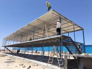 1. ما هي كرفانات الدورين؟

كرفانات الدورين هي وحدات جاهزة يتم تصنيعها من هيكل معدني قوي، وتتكون من طابقين فوق بعضهما لتوفير مساحة أكبر. كما يتم تجهيزها بعزل حراري جيد وتشطيبات عملية لتناسب الاستخدامات المختلفة.

⸻

2. مميزات كرفانات الدورين

تتميز كرفانات الدورين بعدة مزايا تجعلها خيارًا مناسبًا للكثير من المشاريع، مثل:
	•	توفير مساحة أكبر في نفس المكان.
	•	سرعة التنفيذ مقارنة بالبناء التقليدي.
	•	إمكانية النقل والتركيب بسهولة.
	•	تكلفة أقل من المباني الخرسانية.

⸻

3. استخدامات كرفانات الدورين

يمكن استخدام الكرفانات ذات الدورين في العديد من المجالات، مثل:
	•	مكاتب إدارية في مواقع المشاريع.
	•	سكن للعمال والمهندسين.
	•	مطاعم أو كافيهات متنقلة.
	•	وحدات تجارية ومعارض.

⸻

4. مراحل تصميم الكرفان الدورين

تمر عملية التصميم بعدة مراحل لضمان الجودة والمتانة، وهي:
	1.	تصميم الهيكل الحديدي القوي.
	2.	تركيب الأرضيات والجدران المعزولة.
	3.	تجهيز السلم الداخلي أو الخارجي.
	4.	تركيب الأبواب والشبابيك.
	5.	تنفيذ التشطيبات الداخلية.

⸻

5. أنواع تصميمات كرفانات الدورين

توفر شركة الألمانية عدة تصميمات للكرفانات الدورين مثل:
	•	كرفان دورين مكاتب.
	•	كرفان دورين سكني.
	•	كرفان دورين لمشروعات المطاعم والكافيهات.

⸻

6. عوامل مهمة في تصميم الكرفانات

عند تصميم كرفان دورين يجب الاهتمام بعدة عوامل مثل:
	•	قوة الهيكل الحديدي.
	•	العزل الحراري الجيد.
	•	توزيع المساحات بشكل عملي.
	•	توفير تهوية وإضاءة مناسبة.

⸻

7. لماذا تختار شركة الألمانية؟

تتميز شركة الألمانية بخبرة كبيرة في تصميم وتصنيع كرفانات الدورين في مصر، حيث تقدم وحدات بجودة عالية وتصميمات حديثة تناسب جميع الاستخدامات مع أفضل الأسعار.

⸻

8. خدمات الشركة

تقدم الشركة خدمات متكاملة تشمل:
	•	تصميم الكرفانات حسب طلب العميل.
	•	تصنيع الوحدات بأفضل الخامات.
	•	تسليم الكرفان جاهزًا للاستخدام.

⸻

9. خلاصة

إذا كنت تبحث عن تصميم وحدة كرفانات دورين بجودة عالية وسعر مناسب، فإن شركة الألمانية تقدم لك أفضل الحلول للمشاريع والسكن المؤقت. تواصل الآن على 01114553080 للحصول على استشارة مجانية ومعرفة أفضل العروض