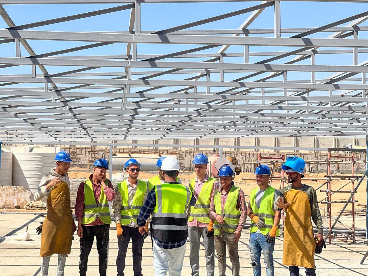 كرفانات للبيع في مصر | أفضل حلول الكرفانات الجاهزة مقدمة في السنوات الأخيرة، أصبح الطلب على الكرفانات الجاهزة في مصر كبيرًا جدًا. لذلك يبحث الكثير من العملاء عن كرفانات للبيع بجودة عالية وسعر مناسب. تقدم الشركة الألمانية لتصنيع الكرفانات أفضل الحلول التي تناسب جميع المشاريع، سواء كانت مكاتب مؤقتة أو مطاعم متنقلة أو مواقع بناء. ⸻ ما هي الكرفانات؟ الكرفانات هي وحدات جاهزة يتم تصنيعها من هيكل حديدي قوي مع ألواح عزل حراري، مثل الساندوتش بانل. بالإضافة إلى ذلك، يمكن تجهيزها للاستخدام الفوري ونقلها بسهولة من مكان لآخر، مما يجعلها الحل الأمثل للمشاريع المختلفة. ⸻ مميزات الكرفانات الجاهزة تتميز الكرفانات بعدة مميزات تجعلها الخيار الأفضل للمشاريع، ومنها: • سرعة التصنيع والتركيب • سهولة النقل • تكلفة أقل مقارنة بالبناء التقليدي • عزل حراري جيد • إمكانية التصميم حسب الطلب علاوة على ذلك، يمكن تعديل الكرفانات بسهولة لتناسب أي متطلبات جديدة. ⸻ استخدامات الكرفانات تستخدم الكرفانات في مجالات متعددة، ومنها: • كرفانات مواقع البناء: توفر مكانًا مناسبًا للعمال والمشرفين. • كرفانات سكنية: مناسبة للسكن المؤقت مع حمام ومطبخ مجهز. • كرفانات مطاعم وكافيهات: توفر وحدات مطبخ متكاملة للأكل السريع. • مكاتب مؤقتة للشركات: يمكن استخدامها كمكاتب مؤقتة مع تجهيز كامل بالكهرباء والإضاءة. • أكشاك ومحلات بيع: يمكن استغلالها في المشاريع الصغيرة بسهولة. وبالتالي تعتبر الكرفانات حل عملي لأي مشروع يحتاج وحدة سريعة التجهيز. ⸻ أنواع الكرفانات هناك أنواع متعددة من الكرفانات حسب الاستخدام: كرفانات مكاتب تُستخدم للمكاتب والشركات، وتتميز بتجهيزها بالكهرباء والإضاءة. كرفانات سكنية تحتوي على حمام ومطبخ وتوفر سكنًا مريحًا للعمال أو الأفراد. كرفانات مطاعم تتميز بإمكانية تركيب معدات المطبخ وتكون جاهزة لتقديم الطعام بسرعة. كرفانات حراسة تستخدم للحراسة والأمن في المواقع المختلفة، وتتميز بالمتانة وسهولة النقل. ⸻ مراحل تصنيع الكرفانات تمر الكرفانات بعدة مراحل أساسية لضمان الجودة، ومنها: 1. تصميم الكرفان حسب طلب العميل 2. تجهيز الهيكل الحديدي 3. تركيب العزل الحراري 4. تركيب الجدران والأرضيات 5. تجهيز الكهرباء والإضاءة 6. التشطيب النهائي وبذلك يصبح الكرفان جاهزًا للاستخدام مباشرة. ⸻ كيفية اختيار الكرفان المناسب قبل شراء الكرفان، يجب مراعاة بعض النقاط المهمة: • تحديد الاستخدام الأساسي للكرفان • اختيار المقاس المناسب • التأكد من جودة الخامات • اختيار شركة تصنيع موثوقة لذلك اختيار الكرفان المناسب يؤثر بشكل مباشر على مدة استخدامه وكفاءته. ⸻ أسعار الكرفانات في مصر تختلف الأسعار حسب المقاس، نوع الخامات، مستوى التشطيب، والتجهيزات الداخلية. على الرغم من ذلك، تظل الكرفانات خيارًا اقتصاديًا مقارنة بالبناء التقليدي. ⸻ لماذا تختار الشركة الألمانية لتصنيع الكرفانات؟ تعتبر الشركة الألمانية لتصنيع الكرفانات الخيار الأمثل لأنها تقدم: • تصنيع كرفانات بجودة عالية • تصميمات حديثة تناسب جميع المشاريع • تنفيذ حسب طلب العميل • أسعار تنافسية 📞 للتواصل مع الشركة الألمانية لتصنيع الكرفانات: 01114553080 علاوة على ذلك، يوفر المصنع دعم كامل بعد البيع وخدمات النقل والتركيب