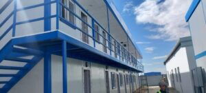 1. كرفانات للبيع في البحر الأحمر

يزداد الطلب على كرفانات للبيع في البحر الأحمر نظرًا للتوسع الكبير في المشروعات السياحية والصناعية. لذلك أصبحت الكرفانات حلًا عمليًا وسريعًا لتوفير مكاتب أو غرف مؤقتة في مختلف المواقع.

⸻

2. أهمية الكرفانات في مواقع العمل

تعتبر الكرفانات من الحلول العملية لمواقع العمل في البحر الأحمر. فهي توفر مكانًا مناسبًا للإدارة والعمال، بالإضافة إلى سهولة التركيب والنقل مقارنة بالبناء التقليدي.

⸻

3. استخدامات الكرفانات في البحر الأحمر

تتنوع استخدامات الكرفانات بشكل كبير، فهي تصلح كمكاتب إدارية، أو كسكن للعمال، أو غرف حراسة. كما يمكن استخدامها كمخازن أو نقاط بيع مؤقتة، وأحيانًا كمطاعم وكافيهات متنقلة.

⸻

4. مميزات الكرفانات الجاهزة

تتميز الكرفانات الجاهزة بعدة مميزات مهمة:
	•	تصنيع سريع مقارنة بالبناء التقليدي.
	•	سهولة النقل والتركيب في أي موقع.
	•	إمكانية تجهيز الداخل حسب احتياجات العميل.

⸻

5. جودة التصنيع في الشركة الألمانية للكرفانات

تحرص الشركة الألمانية للكرفانات على استخدام خامات قوية وعالية الجودة. كما يتم الاهتمام بالتشطيب الداخلي والخارجي لضمان متانة الكرفان وراحته في الاستخدام.

⸻

6. تصميمات مختلفة للكرفانات

توفر الشركة الألمانية للكرفانات تصميمات متعددة تناسب جميع الاستخدامات، مثل:
	•	كرفانات المكاتب الإدارية
	•	كرفانات سكنية للعمال
	•	غرف الحراسة والكرفانات التجارية

⸻

7. أسعار الكرفانات في البحر الأحمر

تختلف أسعار الكرفانات حسب الحجم والخامات والتجهيزات المطلوبة. ومع ذلك، تحرص الشركة الألمانية للكرفانات على تقديم أسعار مناسبة مع الحفاظ على الجودة العالية.

⸻

8. كيفية اختيار الكرفان المناسب

عند شراء كرفان، يجب تحديد الغرض الأساسي من استخدامه. بالإضافة إلى ذلك، اختيار الحجم والتجهيزات المطلوبة مثل الكهرباء أو العزل يضمن أفضل استفادة من الكرفان.

⸻

9. تواصل مع الشركة الألمانية للكرفانات

إذا كنت تبحث عن كرفانات للبيع في البحر الأحمر بجودة عالية وسعر مناسب، فإن الشركة الألمانية للكرفانات توفر لك أفضل الحلول والتصميمات التي تناسب جميع احتياجاتك