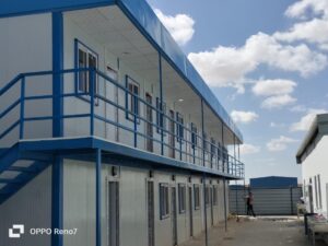 1. كرفانات للبيع في الإسكندرية

يبحث العديد من أصحاب المشاريع والشركات عن كرفانات للبيع في الإسكندرية لتلبية احتياجات مواقع العمل والمشروعات المختلفة. لذلك أصبحت الكرفانات الحل الأمثل لتوفير مكاتب أو غرف مؤقتة بسرعة وكفاءة.

⸻

2. أهمية الكرفانات في مواقع العمل

تعتبر الكرفانات من الحلول العملية لمواقع العمل في الإسكندرية. فهي توفر مكانًا مناسبًا للإدارة والعمال. بالإضافة إلى ذلك، يمكن تركيبها ونقلها بسهولة مقارنة بالبناء التقليدي.

⸻

3. استخدامات الكرفانات في الإسكندرية

تتنوع استخدامات الكرفانات بشكل كبير. فهي تصلح كمكاتب إدارية، أو كسكن للعمال، أو غرف حراسة. كما يمكن استخدامها كمخازن أو نقاط بيع مؤقتة، وأحيانًا كمطاعم وكافيهات متنقلة.

⸻

4. مميزات الكرفانات الجاهزة

تتميز الكرفانات الجاهزة بعدة مميزات:
	•	سرعة التصنيع مقارنة بالبناء التقليدي.
	•	سهولة النقل والتركيب في أي موقع.
	•	إمكانية تجهيز الداخل حسب احتياجات العميل.

⸻

5. جودة التصنيع في الشركة الألمانية للكرفانات

تحرص الشركة الألمانية للكرفانات على استخدام خامات قوية وعالية الجودة. بالإضافة إلى ذلك، يتم الاهتمام بالتشطيب الداخلي والخارجي لضمان متانة الكرفان وراحته في الاستخدام.

⸻

6. تصميمات مختلفة للكرفانات

توفر الشركة الألمانية للكرفانات تصميمات متعددة تناسب جميع الاستخدامات، مثل:
	•	كرفانات المكاتب الإدارية
	•	كرفانات سكنية للعمال
	•	غرف الحراسة والكرفانات التجارية

⸻

7. أسعار الكرفانات في الإسكندرية

تختلف أسعار الكرفانات حسب الحجم والخامات والتجهيزات المطلوبة. ومع ذلك، تحرص الشركة الألمانية للكرفانات على تقديم أسعار مناسبة مع الحفاظ على الجودة العالية.

⸻

8. كيفية اختيار الكرفان المناسب

عند شراء كرفان، يجب تحديد الغرض الأساسي من استخدامه. بالإضافة إلى ذلك، اختيار الحجم والتجهيزات المطلوبة مثل الكهرباء أو العزل يضمن أفضل استفادة من الكرفان.

⸻

9. تواصل مع الشركة الألمانية للكرفانات

إذا كنت تبحث عن كرفانات للبيع في الإسكندرية بجودة عالية وسعر مناسب، فإن الشركة الألمانية للكرفانات توفر لك أفضل الحلول والتصميمات التي تناسب جميع احتياجاتك