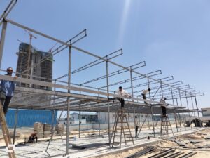 1. كرفانات للبيع في مصر

يبحث الكثير من أصحاب الشركات والمشروعات عن كرفانات للبيع في مصر بسبب الاستخدامات المتعددة للكرفانات في مواقع العمل والمشروعات المختلفة. لذلك أصبحت الكرفانات حلًا عمليًا وسريعًا مقارنة بالبناء التقليدي.

⸻

2. أهمية الكرفانات في المشاريع

تعتبر الكرفانات من الحلول المهمة في مواقع البناء والمشاريع الكبيرة. فمن ناحية، توفر الكرفانات مكاتب مؤقتة للمهندسين والإدارة. بالإضافة إلى ذلك، يمكن استخدامها كسكن للعمال أو غرف للحراسة.

⸻

3. استخدامات الكرفانات في مصر

تتنوع استخدامات الكرفانات بشكل كبير في مصر. على سبيل المثال، يمكن استخدامها كمكاتب إدارية في مواقع العمل. كما يمكن استخدامها كمخازن أو أكشاك بيع. علاوة على ذلك، تستخدم الكرفانات في بعض الأحيان كمطاعم أو كافيهات متنقلة.

⸻

4. مميزات الكرفانات الجاهزة

تتميز الكرفانات الجاهزة بعدة مميزات تجعلها الخيار الأفضل للعديد من العملاء. أولًا، يتم تصنيعها في وقت قصير. ثانيًا، يمكن نقلها بسهولة من مكان إلى آخر. بالإضافة إلى ذلك، يمكن تجهيزها من الداخل حسب احتياجات العميل.

⸻

5. جودة تصنيع الكرفانات

تعتمد جودة الكرفانات على الخامات المستخدمة وطريقة التصنيع. لذلك تحرص الشركة الألمانية للكرفانات على استخدام مواد قوية تضمن متانة الكرفان وعمرًا افتراضيًا طويلًا.

⸻

6. تصميمات مختلفة للكرفانات

توفر الشركة الألمانية للكرفانات العديد من التصميمات المختلفة التي تناسب احتياجات العملاء. فهناك كرفانات مكاتب، وكرفانات سكنية، بالإضافة إلى غرف الحراسة والكرفانات التجارية.

⸻

7. أسعار الكرفانات في مصر

تختلف أسعار الكرفانات حسب الحجم والخامات والتجهيزات المطلوبة. ومع ذلك، تقدم الشركة الألمانية للكرفانات أسعارًا مناسبة مقارنة بالجودة والتصميمات المتوفرة.

⸻

8. كيف تختار الكرفان المناسب؟

عند شراء كرفان يجب أولًا تحديد الغرض من استخدامه. بالإضافة إلى ذلك، يجب اختيار الحجم المناسب والتجهيزات المطلوبة مثل الكهرباء أو العزل الحراري.

⸻

9. الشركة الألمانية للكرفانات في مصر

تُعد الشركة الألمانية للكرفانات من الشركات المميزة في مجال تصنيع الكرفانات في مصر. حيث تقدم الشركة حلولًا عملية وتصميمات متنوعة تناسب مختلف الاستخدامات والمشروعات