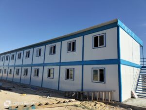 1. كرفانات للبيع في العلمين

يبحث الكثير من أصحاب المشاريع عن كرفانات للبيع في العلمين بسبب التطور الكبير الذي تشهده المنطقة في السنوات الأخيرة. لذلك أصبحت الكرفانات من الحلول العملية التي يتم استخدامها في مواقع العمل والمشروعات المختلفة.

⸻

2. أهمية الكرفانات في مدينة العلمين

مع التوسع الكبير في المشروعات السياحية والعمرانية في العلمين، زاد الطلب على الكرفانات بشكل ملحوظ. فمن ناحية، توفر الكرفانات مكاتب مؤقتة للمهندسين والإدارة. بالإضافة إلى ذلك، يمكن استخدامها كسكن للعمال داخل مواقع العمل.

⸻

3. استخدامات الكرفانات في العلمين

تتميز الكرفانات بتعدد استخداماتها. على سبيل المثال، يمكن استخدامها كمكاتب إدارية في مواقع البناء. كما يمكن استخدامها كسكن للعمال أو غرف حراسة. علاوة على ذلك، يمكن استخدامها كمخازن أو نقاط بيع مؤقتة.

⸻

4. مميزات الكرفانات الجاهزة

تتميز الكرفانات الجاهزة بالعديد من المميزات. أولًا، يتم تصنيعها في وقت قصير مقارنة بالبناء التقليدي. ثانيًا، يمكن نقلها بسهولة من مكان إلى آخر. بالإضافة إلى ذلك، يمكن تجهيزها من الداخل حسب احتياجات العميل.

⸻

5. جودة التصنيع في الشركة الألمانية للكرفانات

تحرص الشركة الألمانية للكرفانات على تقديم كرفانات مصنوعة من خامات قوية وعالية الجودة. بالإضافة إلى ذلك، يتم تنفيذ أعمال الحدادة والتشطيب بدقة لضمان متانة الكرفان.

⸻

6. تصميمات مختلفة للكرفانات

توفر الشركة الألمانية العديد من تصميمات الكرفانات المختلفة مثل كرفانات المكاتب وكرفانات السكن وغرف الحراسة. لذلك يمكن لكل عميل اختيار التصميم المناسب حسب احتياجاته.

⸻

7. أسعار الكرفانات في العلمين

تختلف أسعار الكرفانات حسب المساحة والتجهيزات المطلوبة. ومع ذلك، تقدم الشركة الألمانية للكرفانات أسعارًا مناسبة مع الحفاظ على أعلى مستوى من الجودة.

⸻

8. كيف تختار الكرفان المناسب؟

عند اختيار الكرفان المناسب، يجب تحديد الغرض الأساسي من استخدامه. بالإضافة إلى ذلك، يجب اختيار الحجم والتجهيزات التي تناسب طبيعة المشروع أو الاستخدام المطلوب.

⸻

9. تواصل مع الشركة الألمانية للكرفانات

إذا كنت تبحث عن كرفانات للبيع في العلمين بجودة عالية وسعر مناسب، فإن الشركة الألمانية للكرفانات توفر لك أفضل الحلول والتصميمات التي تناسب احتياجاتك المختلفة