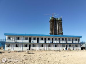 1. كرفانات للبيع في القاهرة

يبحث الكثير من أصحاب الشركات والمشروعات عن كرفانات للبيع في القاهرة بسبب الاستخدامات المتعددة للكرفانات في مواقع العمل والمشاريع المختلفة. لذلك أصبحت الكرفانات حلًا عمليًا وسريعًا مقارنة بالبناء التقليدي.

⸻

2. أهمية الكرفانات في المشاريع بالقاهرة

تعتبر الكرفانات من الحلول المهمة في مواقع البناء والمشاريع الكبيرة. فهي توفر مكاتب مؤقتة للمهندسين والإدارة، بالإضافة إلى إمكانية استخدامها كسكن للعمال أو غرف الحراسة.

⸻

3. استخدامات الكرفانات في القاهرة

تتنوع استخدامات الكرفانات بشكل كبير. على سبيل المثال، يمكن استخدامها كمكاتب إدارية، أو كسكن للعمال، أو غرف حراسة. بالإضافة إلى ذلك، يمكن استخدامها كمخازن أو أكشاك بيع مؤقتة، أو حتى كمطاعم متنقلة.

⸻

4. مميزات الكرفانات الجاهزة

تتميز الكرفانات الجاهزة بعدة مميزات مهمة:
	•	تصنيع سريع مقارنة بالبناء التقليدي.
	•	سهولة النقل والتركيب في أي موقع.
	•	إمكانية تجهيز الداخل حسب احتياجات العميل.

⸻

5. جودة التصنيع في الشركة الألمانية للكرفانات

تحرص الشركة الألمانية للكرفانات على استخدام خامات قوية وطويلة العمر، مع تنفيذ أعمال التشطيب بدقة لضمان متانة الكرفان وراحته في الاستخدام.

⸻

6. تصميمات متنوعة للكرفانات

توفر الشركة الألمانية للكرفانات عدة تصميمات:
	•	كرفانات المكاتب الإدارية
	•	كرفانات سكنية للعمال
	•	غرف الحراسة والكرفانات التجارية

⸻

7. أسعار الكرفانات في القاهرة

تختلف أسعار الكرفانات حسب الحجم والخامات والتجهيزات. ومع ذلك، تقدم الشركة الألمانية للكرفانات أسعارًا مناسبة مع الحفاظ على جودة المنتج.

⸻

8. كيف تختار الكرفان المناسب؟

عند شراء كرفان، يجب أولًا تحديد الاستخدام الأساسي. كما يجب اختيار الحجم والتجهيزات المطلوبة مثل الكهرباء أو العزل الحراري لضمان أقصى استفادة من الكرفان.

⸻

9. تواصل مع الشركة الألمانية للكرفانات

إذا كنت تبحث عن كرفانات للبيع في القاهرة بجودة عالية وسعر مناسب، فإن الشركة الألمانية للكرفانات توفر لك أفضل الحلول والتصميمات التي تناسب جميع احتياجاتك