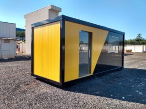 كرفانات مطاعم في الساحل

مع زيادة النشاط السياحي في المناطق الساحلية، أصبح الطلب على كرفانات مطاعم في الساحل في تزايد مستمر. فالكثير من المستثمرين وأصحاب المشاريع يبحثون عن حلول سريعة لفتح مطاعم أو نقاط بيع للأطعمة والمشروبات دون الحاجة إلى إنشاء مبانٍ تقليدية. لذلك أصبحت كرفانات المطاعم من الخيارات العملية التي تساعد على بدء المشروع بسرعة.

أهمية كرفانات المطاعم في الساحل

تعتبر كرفانات مطاعم في الساحل مناسبة جدًا للمناطق السياحية، حيث يمكن استخدامها لتقديم الوجبات السريعة والمشروبات للزوار والمصطافين. كما أنها توفر مساحة عمل مناسبة داخل الكرفان تساعد على تجهيز الطعام وتقديمه بطريقة سهلة وسريعة.

مميزات كرفانات المطاعم

تتميز كرفانات المطاعم بسهولة النقل والتركيب في أي مكان داخل المناطق الساحلية. كما يمكن وضعها بالقرب من الشواطئ أو داخل القرى السياحية أو في الأماكن التي تشهد حركة كبيرة من الزوار.

تصميم كرفانات المطاعم

يمكن تصميم كرفانات مطاعم في الساحل بطريقة عملية تسمح بتركيب معدات الطهي والتجهيز داخل الكرفان. كما يمكن إضافة نافذة لتقديم الطعام ولافتات خارجية تساعد على جذب انتباه العملاء.

جودة تصنيع الكرفانات

تحرص الشركة الألمانية للكرفانات على تصنيع كرفانات المطاعم باستخدام هياكل معدنية قوية وخامات عالية الجودة. كما يتم الاهتمام بجميع تفاصيل التصنيع حتى يكون الكرفان مناسبًا للعمل في المناطق الساحلية المختلفة.

تجهيز الكرفانات حسب الطلب

توفر الشركة الألمانية إمكانية تجهيز كرفانات مطاعم في الساحل حسب نوع المشروع. حيث يمكن تجهيز الكرفان بالمعدات الأساسية مثل أماكن الطهي والتجهيز بالإضافة إلى الكهرباء والعزل المناسب.

استخدامات كرفانات المطاعم

تستخدم كرفانات المطاعم في تقديم العديد من الأطعمة مثل الوجبات السريعة والسندوتشات والمشروبات. كما يمكن استخدامها كنقاط بيع صغيرة داخل القرى السياحية أو المناطق الترفيهية.

الطلب المتزايد على كرفانات المطاعم

مع زيادة عدد الزوار في المناطق الساحلية خلال موسم الصيف، يزداد الطلب على 