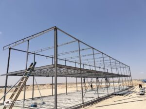 1. كرفانات للبيع في الجيزة

يبحث العديد من أصحاب المشاريع والشركات عن كرفانات للبيع في الجيزة لتلبية احتياجات مواقع العمل والمشروعات المختلفة. لذلك أصبحت الكرفانات الحل الأمثل لتوفير مكاتب أو غرف مؤقتة بسرعة وكفاءة.

⸻

2. أهمية الكرفانات في مواقع العمل

تعتبر الكرفانات من الحلول العملية لمواقع العمل في الجيزة. فهي توفر مكانًا مناسبًا للإدارة والعمال. بالإضافة إلى ذلك، يمكن تركيبها ونقلها بسهولة مقارنة بالبناء التقليدي.

⸻

3. استخدامات الكرفانات في الجيزة

تتنوع استخدامات الكرفانات بشكل كبير، فهي تصلح كمكاتب إدارية، أو كسكن للعمال، أو غرف حراسة. كما يمكن استخدامها كمخازن أو نقاط بيع مؤقتة، وأحيانًا كمطاعم وكافيهات متنقلة.

⸻

4. مميزات الكرفانات الجاهزة

تتميز الكرفانات الجاهزة بعدة مميزات:
	•	تصنيع سريع مقارنة بالبناء التقليدي.
	•	سهولة النقل والتركيب في أي موقع.
	•	إمكانية تجهيز الداخل حسب احتياجات العميل.

⸻

5. جودة التصنيع في الشركة الألمانية للكرفانات

تحرص الشركة الألمانية للكرفانات على استخدام خامات قوية وعالية الجودة. بالإضافة إلى ذلك، يتم الاهتمام بالتشطيب الداخلي والخارجي لضمان متانة الكرفان وراحته في الاستخدام.

⸻

6. تصميمات مختلفة للكرفانات

توفر الشركة الألمانية للكرفانات تصميمات متعددة تناسب جميع الاستخدامات، مثل:
	•	كرفانات المكاتب الإدارية
	•	كرفانات سكنية للعمال
	•	غرف الحراسة والكرفانات التجارية

⸻

7. أسعار الكرفانات في الجيزة

تختلف أسعار الكرفانات حسب الحجم والخامات والتجهيزات المطلوبة. ومع ذلك، تحرص الشركة الألمانية للكرفانات على تقديم أسعار مناسبة مع الحفاظ على الجودة العالية.

⸻

8. كيفية اختيار الكرفان المناسب

عند شراء كرفان، يجب تحديد الغرض الأساسي من استخدامه. بالإضافة إلى ذلك، اختيار الحجم والتجهيزات المطلوبة مثل الكهرباء أو العزل يضمن أفضل استفادة من الكرفان.

⸻

9. تواصل مع الشركة الألمانية للكرفانات

إذا كنت تبحث عن كرفانات للبيع في الجيزة بجودة عالية وسعر مناسب، فإن الشركة الألمانية للكرفانات توفر لك أفضل الحلول والتصميمات التي تناسب جميع احتياجاتك